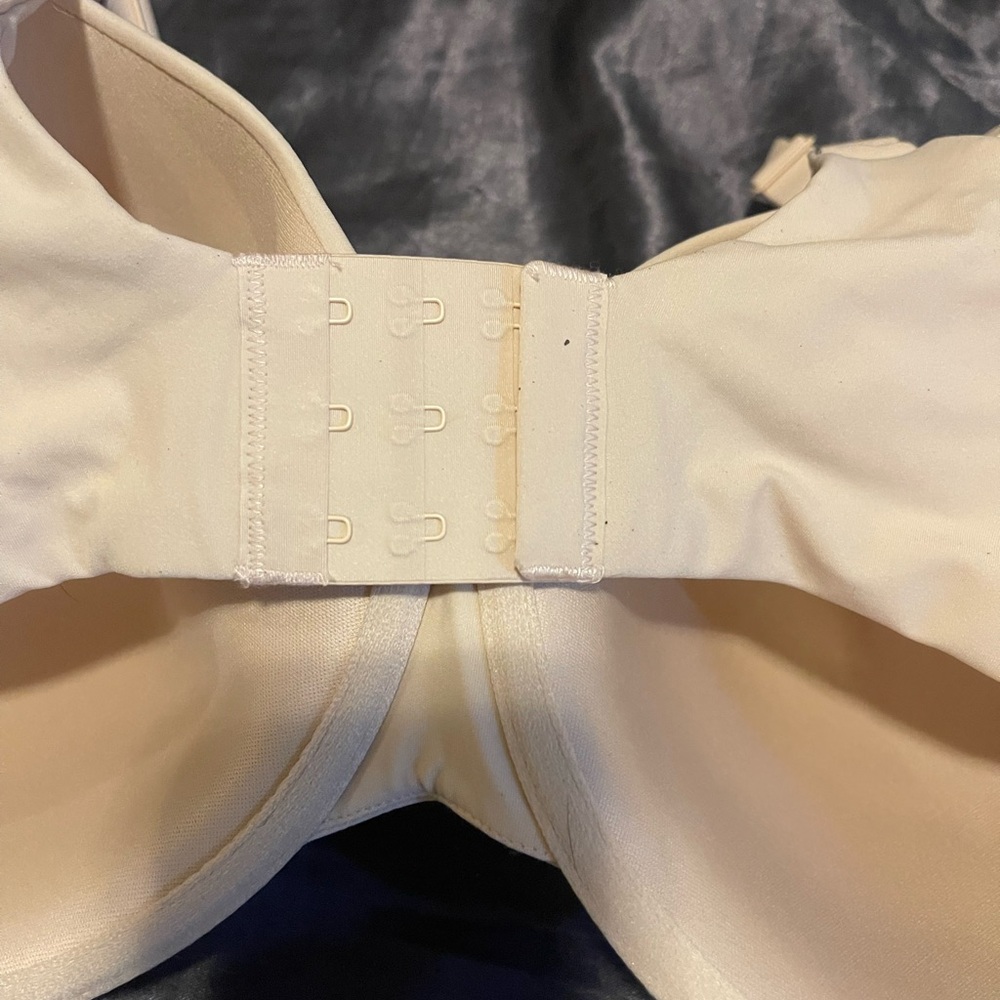 Skims T Shirt Bra - Picture 3 of 11